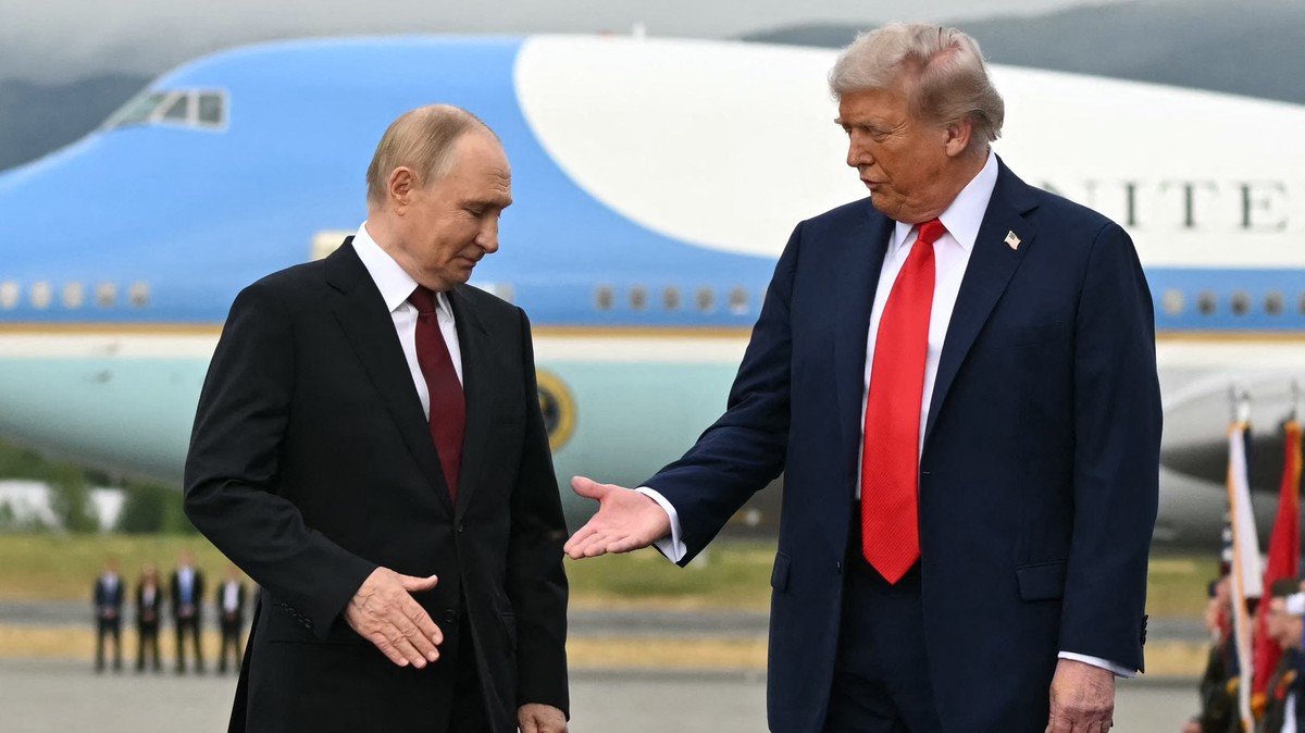 Putin’s Bodyguards Allegedly Carry ‘Poop Suitcase’ to Alaska Summit with Trump
